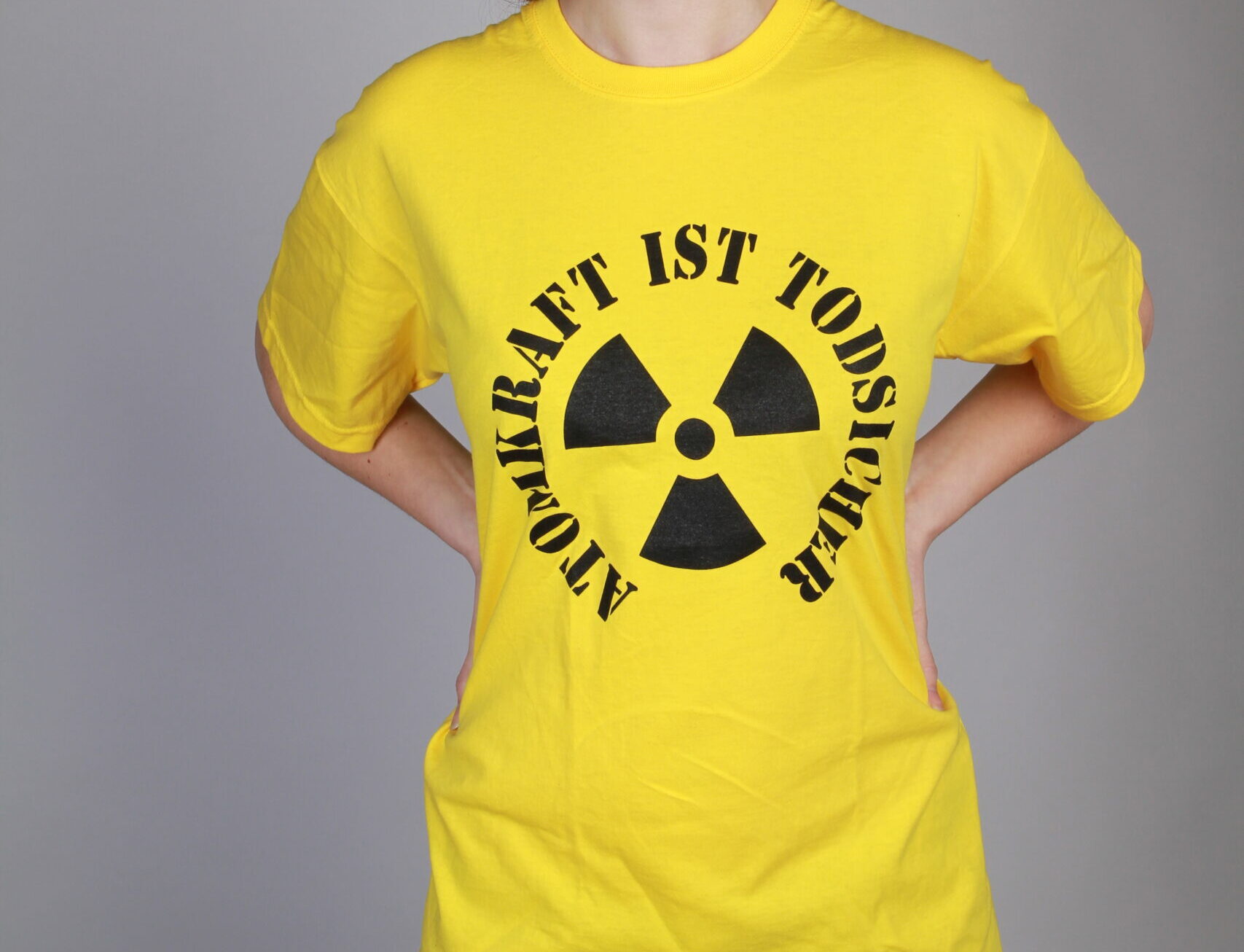 Ein T-Shirt mit dem Aufdruck mit Atomkraft ist Todsicher